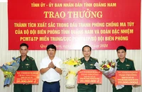 Bí thư Tỉnh ủy Quảng Nam Lương Nguyễn Minh Triết trao thưởng các tập thể có thành tích xuất sắc trong quá trình đấu tranh, bắt giữ gần 200kg ma túy từ Lào về Việt Nam.