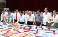 Các đại biểu tham quan trưng bày "Cách mạng Tháng Tám - Mốc son thời đại" tại Thư viện tỉnh Bắc Ninh.