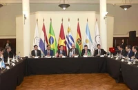 Chủ tịch Quốc hội Vương Đình Huệ hội đàm với lãnh đạo Nghị viện Khối Thị trường chung Nam Mỹ (PARLASUR). (Ảnh: TTXVN)