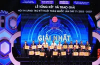 Chủ nhiệm Ủy ban Khoa học, Công nghệ và Môi trường của Quốc hội Lê Quang Huy và Chủ tịch Liên hiệp các Hội Khoa học và Kỹ thuật Việt Nam Phan Xuân Dũng trao giải Nhất cho các tác giả và nhóm tác giả.