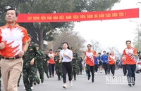 Các đoàn chạy vòng quanh quảng trường Nguyễn Tất Thành, thành phố Tuyên Quang.