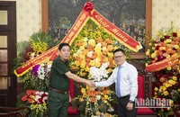 Trung tướng Nguyễn Văn Gấu, Ủy viên Trung ương Đảng, Phó Chủ nhiệm Tổng cục Chính trị Quân đội nhân dân Việt Nam dẫn đầu đoàn công tác đến thăm, chúc mừng Báo Nhân Dân.​