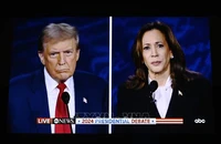 Cựu Tổng thống Mỹ Donald Trump (trái) và Phó Tổng thống Kamala Harris trong cuộc tranh luận trực tiếp tại thành phố Philadelphia tối 10/9/2024. Ảnh: TTXVN