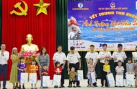 Chương trình “Ánh trăng nơi đầu sóng” trao tặng hơn 2.000 phần quà trung thu và 100 suất học bổng, mỗi suất trị giá 500.000 đồng tặng các cháu bị khuyết tật, bệnh lý nặng và có hoàn cảnh đặc biệt khó khăn là con em cán bộ, chiến sĩ Vùng 3 Hải quân.