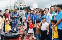 Cán bộ, đoàn viên thanh niên huyện Chợ Lách, tỉnh Bến Tre nghe giới thiệu về tính năng kỹ thuật chiến đấu cơ bản của tàu Hải quân Lữ đoàn 167.