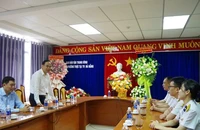 Đại diện lãnh đạo Cơ quan Thường trực Ban Dân vận Trung ương tại Đà Nẵng trao đổi kinh nghiệm trong công tác dân vận của Đảng.