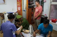 Cơ quan chức năng khám xét khẩn cấp nơi ở của đối tượng Nguyễn Nho Cầm. Ảnh Công an cung cấp