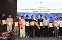 Ông Đinh Thế Vinh, Phó Giám đốc Sở Xây dựng thành phố Đà Nẵng trao giải cho các nhóm tác giả đạt giải: Nhất, Nhì, Ba. (Ảnh: ANH ĐÀO)