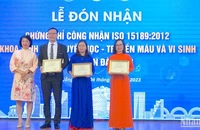 Bà Chu Thị Phương Lan, Phó Giám đốc Văn Phòng Công nhân năng lực đánh giá sự phù hợp về tiêu chuẩn chất lượng - AOSC trao Quyết định Chứng chỉ ISO 15189 2012 cho 3 khoa xét nghiệm.