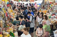 Tổng thu du lịch Đà Nẵng trong dịp Tết Nguyên đán Giáp Thìn 2024 ước đạt khoảng 1.580 tỷ đồng. Trong ảnh là khách tham quan mua sắm tại chợ Hàn. (Ảnh ANH ĐÀO)