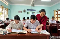 Cô trò lớp 12/10 trường THPT Phạm Phú Thứ (huyện Hòa Vang, TP Đà Nẵng) trong giờ ôn tập môn Địa Lý. (Ảnh ANH ĐÀO)