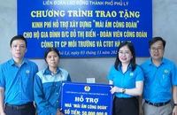 Đại diện lãnh đạo Liên đoàn Lao động tỉnh Hà Nam và thành phố Phủ Lý trao kinh phí hỗ trợ xây "Mái ấm Công đoàn".