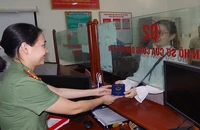 Phòng Quản lý xuất-nhập cảnh, Công an tỉnh Hà Nam trao trả hộ chiếu cho công dân.