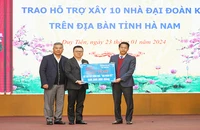Lãnh đạo Báo Nhân Dân và Tập đoàn dầu khí Việt Nam trao hỗ trợ xây 10 nhà Đại đoàn kết cho tỉnh Hà Nam.