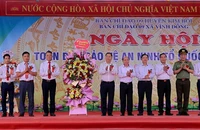Lãnh đạo tỉnh Hòa Bình tặng hoa chúc mừng lãnh đạo huyện Kim Bôi và xã Vĩnh Đồng tại Ngày hội.