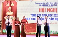 Đồng chí Nguyễn Văn Chương, Phó Chủ tịch Ủy ban nhân dân tỉnh Hòa Bình (thứ 2 từ trái sang) trao cờ thi đua của Thủ tướng Chính phủ cho ngành Giáo dục và Đào tạo tỉnh.