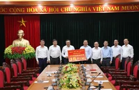 Thành phố Hà Nội hỗ trợ Phong trào thi đua “Xóa nhà tạm, nhà dột nát” của tỉnh Hòa Bình 300 căn nhà có tổng trị giá 15 tỷ đồng.