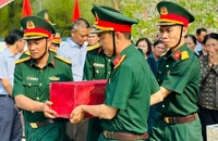 Đông đảo cán bộ, chiến sĩ và nhân dân tham dự lễ truy điệu, an táng liệt sĩ mới tìm thấy hài cốt tại huyện miền núi Đồng Xuân, Phú Yên.