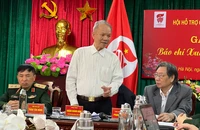 Chủ tịch Hội Hỗ trợ gia đình liệt sĩ Việt Nam, Trung tướng Hoàng Khánh Hưng chia sẻ thông tin tại buổi họp báo. 