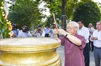 Tổng Bí thư Nguyễn Phú Trọng thắp hương tri ân Anh hùng liệt sĩ Võ Thị Sáu tại huyện Đất Đỏ.