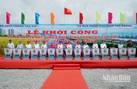 Phó Thủ tướng Lê Minh Khái cùng lãnh đạo các bộ, ngành và địa phương thực hiện nghi thức khởi công.