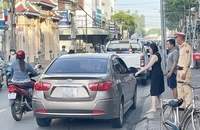 Cảnh sát giao thông Sóc Trăng xử lý một trường hợp ô-tô vi phạm do người dân trình báo.
