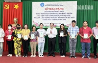 Phó Giám đốc BHXH tỉnh Sóc Trăng Lâm Thanh Thiên trao sổ BHXH cho các hộ khó khăn.