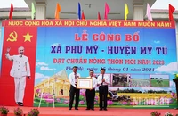 Chủ tịch Ủy ban nhân dân tỉnh Sóc Trăng Trần Văn Lâu trao quyết định công nhận Phú Phú đạt xã nông thôn mới.