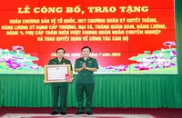 Đại tá Nguyễn Trìu Mến trao Huân chương Bảo vệ Tổ quốc hạng Nhì cho Đại tá Vũ Công Đạo.