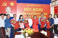 Phó Bí thư Thường trực Tỉnh ủy Sóc Trăng Hồ Thị Cẩm Đào trao quyết định điều động, bổ nhiệm cho các cán bộ.