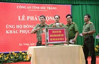 Lực lượng Công an Sóc Trăng quyên góp cứu trợ đồng bào miền trung bị thiên tai (ảnh tư liệu).