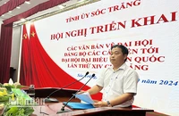 Đồng chí Võ Chí Công, Trưởng Ban Tổ chức Tỉnh ủy Sóc Trăng triển khai các nội dung tại hội nghị.