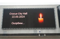 Biển quảng cáo tại Crocus City Hall đã đổi thành hình ngọn nến tưởng nhớ các nạn nhân. (Ảnh: THÙY VÂN)