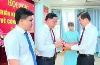 Bí thư Tỉnh ủy Đồng Nai Nguyễn Hồng Lĩnh trao quyết định cho đồng chí Võ Tấn Đức.