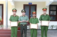 Thiếu tướng Nguyễn Sỹ Quang, Giám đốc Công an tỉnh Đồng Nai tặng Giấy khen cho ba đơn vị.