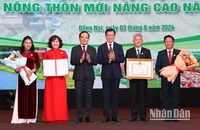 Phó Thủ tướng Trần Lưu Quang và Bí thư Tỉnh ủy Đồng Nai Nguyễn Hồng Lĩnh trao danh hiệu huyện nông thôn mới nâng cao, tặng hoa chúc mừng lãnh đạo huyện Xuân Lộc.