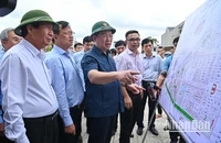 Chủ tịch Quốc hội Vương Đình Huệ và đoàn công tác xem bản đồ quy hoạch khu tái định cư sân bay Long Thành. (Ảnh: DUY LINH)