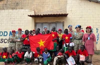 Tổ phụ nữ và Đoàn thanh niên Bệnh viện dã chiến cấp 2.4 của Việt Nam tổ chức các hoạt động dân vận (hoạt động CIMIC) tại một trường học ở Nam Sudan. (Ảnh do Bệnh viện dã chiến số 2.4 của Việt Nam cung cấp)