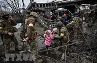 Người dân sơ tán khỏi thành phố Irpin, tây bắc thủ đô Kiev, Ukraine. (Ảnh: AFP/TTXVN)