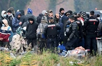 Cảnh sát dỡ bỏ trại tị nạn của người di cư ở Grande-Synthe, gần cảng Dunkirk, miền bắc nước Pháp, một trong những điểm chính để khởi hành đi Anh, ngày 16/11/2021. (Ảnh minh họa: AFP/TTXVN)
