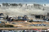 Sóng thần nhấn chìm khu dân cư ở Natori, tỉnh Miyagi, đông bắc Nhật Bản, ngày 11/3/2011. (Ảnh: Reuters/Kyodo)