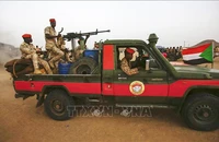 Các thành viên Lực lượng hỗ trợ nhanh (RSF) tuần tra tại làng Qarri, cách thủ đô Khartoum của Sudan 90km về phía bắc. (Ảnh tư liệu: AFP/TTXVN)