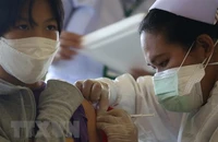 Nhân viên y tế tiêm vaccine ngừa Covid-19 cho người dân tại Pattani, Thái Lan. (Ảnh: AFP/TTXVN)