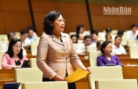 Thống đốc Ngân hàng Nhà nước Nguyễn Thị Hồng giải trình, làm rõ một số nội dung đại biểu Quốc hội nêu tại phiên thảo luận. (Ảnh: THỦY NGUYÊN)