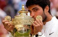 Carlos Alcaraz ăn mừng với chiếc cúp vô địch Wimbledon. (Ảnh: Reuters)