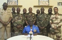 Đại tá Amadou Abdramane (ngồi), người phát ngôn của Hội đồng quốc gia bảo vệ Tổ quốc (CNSP) tại Niger, tuyên bố đảo chính trên truyền hình quốc gia ngày 26/7. (Ảnh: AFP/TTXVN)