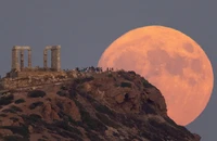 Siêu trăng mọc phía sau ngôi đền cổ Poseidon ở Cape Sounion, Hy Lạp, ngày 30/8/2023. (Ảnh: Reuters) 