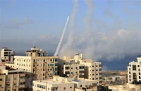 Phóng rocket từ Dải Gaza vào lãnh thổ Israel, ngày 7/10/2023. (Ảnh: AFP/TTXVN)