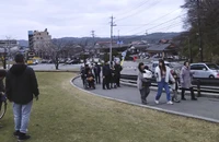 Người dân sơ tán đến nơi cao hơn để trú ẩn sau trận động đất kéo theo cảnh báo sóng thần ở Wajima, tỉnh Ishikawa, Nhật Bản, ngày 1/1/2024. (Ảnh: Kyodo/AP) 