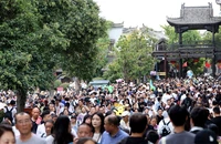 Du khách tham quan khu phố cổ ở Tảo Trang, tỉnh Sơn Đông, Trung Quốc, trong kỳ nghỉ Tết Trung Thu và Quốc khánh, ngày 2/10/2023. (Ảnh: THX/TTXVN)